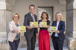 Landesrat Stefan Hermann präsentierte mit WK-Vizepräsidentin Gabi Lechner (l.), Hella Riedl-Rabensteiner (IV) und Martina Kaufmann (ÖVP-Wirtschaftssprecherin) die Informationsstelle und eine Broschüre zur betrieblichen Kinderbetreuung. © Land Steiermark/Fischer; Verwendung bei Quellenangabe honorarfrei Landesrat Stefan Hermann präsentierte mit WK-Vizepräsidentin Gabi Lechner (l.), Hella Riedl-Rabensteiner (IV) und Martina Kaufmann (ÖVP-Wirtschaftssprecherin) die Informationsstelle und eine Broschüre zur betrieblichen Kinderbetreuung.