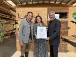 Landesrätin Claudia Holzer gratulierte den beiden Geschäftsführern Wolfgang Raser (l.) und Oskar Beer (r.) herzlich zur Verleihung des steirischen Landeswappens. © Foto: Land Steiermark/Dominik Hausjell; bei Quellenangabe honorarfrei Landesrätin Claudia Holzer gratulierte den beiden Geschäftsführern Wolfgang Raser (l.) und Oskar Beer (r.) herzlich zur Verleihung des steirischen Landeswappens.
