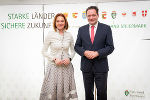 Agrarlandesrätin Simone Schmiedtbauer begrüßte Land- und Forstwirtschaftsminister Norbert Totschnig in der Steiermark. © Land Steiermark/Binder; bei Quellenangabe honorarfrei Agrarlandesrätin Simone Schmiedtbauer begrüßte Land- und Forstwirtschaftsminister Norbert Totschnig in der Steiermark.