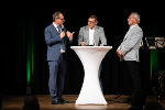 Harald Eitner (Leiter der Fachabteilung) und Gerald Pizzera (der frühere Chef der Landeswarnzentrale) gemeinsam mit Moderator Gregor Waltl: Rückblick und Ausblick in Sachen Krisen- und Katastrophenmanagement. © Land Steiermark/ Jesse Streibl; Verwendung bei Quellenangabe honorarfrei Harald Eitner (Leiter der Fachabteilung) und Gerald Pizzera (der frühere Chef der Landeswarnzentrale) gemeinsam mit Moderator Gregor Waltl: Rückblick und Ausblick in Sachen Krisen- und Katastrophenmanagement.