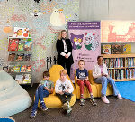 Landesbibliothek-Referentin Evelyn Wagner konnte Emil Holzinger, Ferdinand Tonsern, Arthur Langer und Mila Racic zum Gewinn bei der Lesepassaktion gratulieren. © Steiermärkische Landesbibliothek; Verwendung bei Quellenangabe honorarfrei Landesbibliothek-Referentin Evelyn Wagner konnte Emil Holzinger, Ferdinand Tonsern, Arthur Langer und Mila Racic zum Gewinn bei der Lesepassaktion gratulieren.