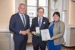 Landeshauptmann Mario Kunasek überreichte gemeinsam mit LH-Stellvertreterin Manuela Khom das Große Goldene Ehrenzeichen des Landes Steiermark an Landesrat a. D. Christian Buchmann. © Land Steiermark/Foto Fischer; Verwendung bei Quellenangabe honorarfrei Landeshauptmann Mario Kunasek überreichte gemeinsam mit LH-Stellvertreterin Manuela Khom das Große Goldene Ehrenzeichen des Landes Steiermark an Landesrat a. D. Christian Buchmann.
