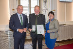Das Große Goldene Ehrenzeichen erhielt Gemeindebundpräsident Landtagsabgeordneter a.D. Erwin Dirnberger von LH Kunasek und LH-Stv. Khom überreicht. © Land Steiermark/Foto Fischer; Verwendung bei Quellenangabe honorarfrei Das Große Goldene Ehrenzeichen erhielt Gemeindebundpräsident Landtagsabgeordneter a.D. Erwin Dirnberger von LH Kunasek und LH-Stv. Khom überreicht.