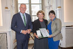 Landesrätin a.D. Ursula Lackner ist Trägerin des Großen Goldenen Ehrenzeichens des Landes Steiermark. Gratulationen kamen von LH Mario Kunasek und LH-Stv. Manuela Khom. © Land Steiermark/Foto Fischer; Verwendung bei Quellenangabe honorarfrei Landesrätin a.D. Ursula Lackner ist Trägerin des Großen Goldenen Ehrenzeichens des Landes Steiermark. Gratulationen kamen von LH Mario Kunasek und LH-Stv. Manuela Khom.