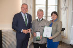LH Mario Kunasek und LH-Stv. Manuela Khom zeichneten den Landtagsabgeordneten a.D. Hubert Lang mit dem Großen Goldenen Ehrenzeichen des Landes Steiermark aus. © Land Steiermark/Foto Fischer; Verwendung bei Quellenangabe honorarfrei LH Mario Kunasek und LH-Stv. Manuela Khom zeichneten den Landtagsabgeordneten a.D. Hubert Lang mit dem Großen Goldenen Ehrenzeichen des Landes Steiermark aus.
