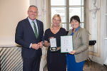 Goldenes Ehrenzeichen des Landes Steiermark für Landtagsabgeordnete a.D. Michaela Halper, überreicht von LH Kunasek und LH-Stv. Khom © Land Steiermark/Foto Fischer; bei Quellenangabe honorarfrei Goldenes Ehrenzeichen des Landes Steiermark für Landtagsabgeordnete a.D. Michaela Halper, überreicht von LH Kunasek und LH-Stv. Khom