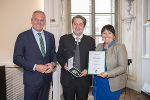 Gerald Holler, Abgeordneter zum Landtag a.D., erhielt das Goldene Ehrenzeichen des Landes Steiermark von LH Kunasek und LH-Stv. Khom überreicht. © Land Steiermark/Foto Fischer; bei Quellenangabe honorarfrei Gerald Holler, Abgeordneter zum Landtag a.D., erhielt das Goldene Ehrenzeichen des Landes Steiermark von LH Kunasek und LH-Stv. Khom überreicht.
