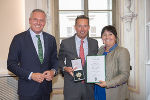 Goldenes Ehrenzeichen des Landes Steiermark für LT-Abg. a.D. Andreas Kinsky, Gratulation von LH Kunasek und LH-Stv. Khom. © Land Steiermark/Foto Fischer; bei Quellenangabe honorarfrei Goldenes Ehrenzeichen des Landes Steiermark für LT-Abg. a.D. Andreas Kinsky, Gratulation von LH Kunasek und LH-Stv. Khom.