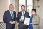 Goldenes Ehrenzeichen des Landes für Bundesrat LT-Abg. a.D. Herbert Kober, überreicht durch LH Kunasek und LH-Stv. Khom. © Land Steiermark/Foto Fischer; bei Quellenangabe honorarfrei Goldenes Ehrenzeichen des Landes für Bundesrat LT-Abg. a.D. Herbert Kober, überreicht durch LH Kunasek und LH-Stv. Khom.