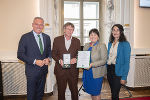 Goldenes Ehrenzeichen für LT-Abg. a.D. Andreas Lackner, es gratulierten LH Kunasek, LH-Stv. Khom und die Landessprecherin der Grünen, Klubobfrau Sandra Krautwaschl. © Land Steiermark/Foto Fischer; bei Quellenangabe honorarfrei Goldenes Ehrenzeichen für LT-Abg. a.D. Andreas Lackner, es gratulierten LH Kunasek, LH-Stv. Khom und die Landessprecherin der Grünen, Klubobfrau Sandra Krautwaschl.