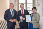 Oliver Wieser, Landtagsabgeordneter a.D., wurde mit dem Goldenen Ehrenzeichen des Landes Steiermark von LH Kunasek und LH-Stv. Khom ausgezeichnet. © Land Steiermark/Foto Fischer; bei Quellenangabe honorarfrei Oliver Wieser, Landtagsabgeordneter a.D., wurde mit dem Goldenen Ehrenzeichen des Landes Steiermark von LH Kunasek und LH-Stv. Khom ausgezeichnet.