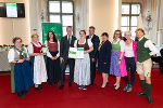 Sölk holte sich den ersten Platz in der Kategorie „Gemeinden“. LR Stefan Hermann (4.v.l.), LH-Stv. Manuela Khom (7.v.l.) und Wilhelm Gabalier (re.) gratulierten.  © Foto: Thomas Raggam; bei Quellenangabe honorafrei Sölk holte sich den ersten Platz in der Kategorie „Gemeinden“. LR Stefan Hermann (4.v.l.), LH-Stv. Manuela Khom (7.v.l.) und Wilhelm Gabalier (re.) gratulierten.