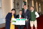 Verena Frey wurde für ihr Engagement in der Kategorie „Regionen“ von LH-Stv. Manuela Khom, LR Stefan Hermann und Wilhelm Gabalier (v.l.) ausgezeichnet. © Foto: Thomas Raggam; bei Quellenangabe honorafrei Verena Frey wurde für ihr Engagement in der Kategorie „Regionen“ von LH-Stv. Manuela Khom, LR Stefan Hermann und Wilhelm Gabalier (v.l.) ausgezeichnet.