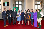 In der Kategorie „Stadtgemeinden“ holte Frohnleiten den ersten Platz. LR Stefan Hermann (3.v.l.) LH-Stv. Manuela Khom (5.v.l.) und Wilhelm Gabalier (re.) gratulierten. © Foto: Thomas Raggam; bei Quellenangabe honorafrei In der Kategorie „Stadtgemeinden“ holte Frohnleiten den ersten Platz. LR Stefan Hermann (3.v.l.) LH-Stv. Manuela Khom (5.v.l.) und Wilhelm Gabalier (re.) gratulierten.