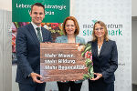 Bildungslandesrat Stefan Hermann, Agrarlandesrätin Simone Schmiedtbauer und PH-Steiermark-Rektorin Beatrix Karl (v.l.) setzen einen neuen Schwerpunkt zur Lebensmittelkompetenz. © Land Steiermark/Robert Binder; Verwendung bei Quellenangabe honorarfrei Bildungslandesrat Stefan Hermann, Agrarlandesrätin Simone Schmiedtbauer und PH-Steiermark-Rektorin Beatrix Karl (v.l.) setzen einen neuen Schwerpunkt zur Lebensmittelkompetenz.