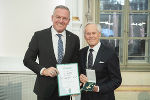 Ehrenzeichen des Landes Steiermark für Wissenschaft, Forschung und Kunst: Dieter Pochlatko (r.) und LH Mario Kunasek
© Land Steiermark/ Fischer Ehrenzeichen des Landes Steiermark für Wissenschaft, Forschung und Kunst: Dieter Pochlatko (r.) und LH Mario Kunasek