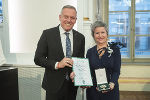 Großen Ehrenzeichen des Landes Steiermark: Ulrike Buchacher und LH Mario Kunasek © Land Steiermark/ Fischer Großen Ehrenzeichen des Landes Steiermark: Ulrike Buchacher und LH Mario Kunasek