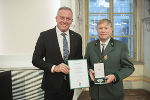 Großen Ehrenzeichen des Landes Steiermark: Johann Edler und LH Mario Kunasek (l.) © Land Steiermark/ Fischer Großen Ehrenzeichen des Landes Steiermark: Johann Edler und LH Mario Kunasek (l.)