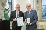 Großen Ehrenzeichen des Landes Steiermark: Franz Gosch und LH Mario Kunasek (l.) © Land Steiermark/ Fischer Großen Ehrenzeichen des Landes Steiermark: Franz Gosch und LH Mario Kunasek (l.)