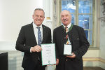 Großen Ehrenzeichen des Landes Steiermark: Josef Pilz und LH Mario Kunasek (l.) © Land Steiermark/ Fischer Großen Ehrenzeichen des Landes Steiermark: Josef Pilz und LH Mario Kunasek (l.)