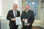 Großen Ehrenzeichen des Landes Steiermark: Franz Thuswohl und LH Mario Kunasek (l.) © Land Steiermark/ Fischer Großen Ehrenzeichen des Landes Steiermark: Franz Thuswohl und LH Mario Kunasek (l.)