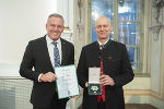 Großen Ehrenzeichen des Landes Steiermark: Viktor Wurzinger und LH Mario Kunasek (l.) © Land Steiermark/ Fischer Großen Ehrenzeichen des Landes Steiermark: Viktor Wurzinger und LH Mario Kunasek (l.)