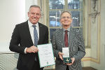 Ehrenzeichen des Landes Steiermark für Wissenschaft, Forschung und Kunst: Ernst Kovacic und LH Mario Kunasek (l.) © Land Steiermark/ Fischer Ehrenzeichen des Landes Steiermark für Wissenschaft, Forschung und Kunst: Ernst Kovacic und LH Mario Kunasek (l.)