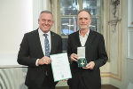 Ehrenzeichen des Landes Steiermark für Wissenschaft, Forschung und Kunst: Günter Schilhan und LH Mario Kunasek (l.) © Land Steiermark/ Fischer Ehrenzeichen des Landes Steiermark für Wissenschaft, Forschung und Kunst: Günter Schilhan und LH Mario Kunasek (l.)