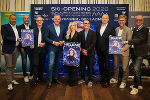 Bildbeschreibung: Gruppe von Menschen präsentiert Plakat vom Ski-Opening 2026 in Schladming-Dachstein.