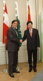 v.l.: Landeshauptmann Mag. Franz Voves begrüßte den chinesischen Botschafter Ken Wu zu dessen Antrittsbesuch in der Grazer Burg. © Land Steiermark; Abdruck bei Quellenangabe honorarfrei v.l.: Landeshauptmann Mag. Franz Voves begrüßte den chinesischen Botschafter Ken Wu zu dessen Antrittsbesuch in der Grazer Burg.