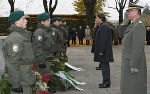 Bei der Kranzniederlegung vor dem Mahnmal am Zentralfriedhof: Mil.-Kdt. Zöllner (r.vorne), LH Voves (Mitte) und LT-Abg. Hamedl (li. hinter Voves) © Bundesheer/Grebien Bei der Kranzniederlegung vor dem Mahnmal am Zentralfriedhof: Mil.-Kdt. Zöllner (r.vorne), LH Voves (Mitte) und LT-Abg. Hamedl (li. hinter Voves)