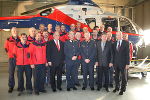 LH-Stv.Schrittwieser, Anderl, Senn, Bgm. Werner Breithuber und Widmann nehmen zusammen mit der zuständigen Exekutive Position vor dem neuen EC 135 ein. © Landespressedienst/ Foto bei Quellenangabe honorarfrei LH-Stv.Schrittwieser, Anderl, Senn, Bgm. Werner Breithuber und Widmann nehmen zusammen mit der zuständigen Exekutive Position vor dem neuen EC 135 ein.