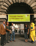 Das Fairstyria-Team aus der Fachabteilung Europa und Außenbeziehungen des Landes lädt am 30.9.2010 im Rahmen der ersten „Fairen Woche Steiermark" zum Fairtrade-Tag in die Grazer Burg: Ludwig Rader, Heidi Körbler, Johannes Steinbach und Maria Elßer-Eibel mit einer „fairen Banane" (v.l.n.r.) © Landespressedienst Steiermark Das Fairstyria-Team aus der Fachabteilung Europa und Außenbeziehungen des Landes lädt am 30.9.2010 im Rahmen der ersten „Fairen Woche Steiermark" zum Fairtrade-Tag in die Grazer Burg: Ludwig Rader, Heidi Körbler, Johannes Steinbach und Maria Elßer-Eibel mit einer „fairen Banane" (v.l.n.r.)