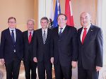 .Großes Interesse für Außenpolitik beim Besuch von Europa- und Außenminister Michael Spindelegger im Europa-Ausschuss des Landtages. Von links: Landesrat Christian Buchmann, Zweiter Landtagsprsident Franz Majcen, BM Spindelegger, Ausschuss-Obmann Manfred Kainz und Landtagspräsident Manfred Wegscheider © EuropeDirect Steiermark .Großes Interesse für Außenpolitik beim Besuch von Europa- und Außenminister Michael Spindelegger im Europa-Ausschuss des Landtages. Von links: Landesrat Christian Buchmann, Zweiter Landtagsprsident Franz Majcen, BM Spindelegger, Ausschuss-Obmann Manfred Kainz und Landtagspräsident Manfred Wegscheider