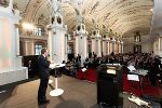 Begrüßung des zahlreich erschienenen Publikums durch Gastgeber Christian Buchmann. © Foto Frankl Begrüßung des zahlreich erschienenen Publikums durch Gastgeber Christian Buchmann.