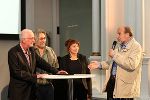 Es geht auch mit Humor: der Literat Dzevad Karahasan (mit Mikrofon) erläuterte, dass Bosnien in zwei Ländern weltweit Visumfreiheit genießt – Venezuela und Türkei. © Foto Frankl Es geht auch mit Humor: der Literat Dzevad Karahasan (mit Mikrofon) erläuterte, dass Bosnien in zwei Ländern weltweit Visumfreiheit genießt – Venezuela und Türkei.