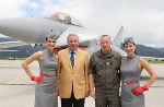 LH-Vize Hermann Schützenhöfer (2. v. l.) und GenLt Günter Höfler mit Red Bull Stewardessen vor einem Eurofighter © Land Steiermark; bei Quellenangabe honorarfrei LH-Vize Hermann Schützenhöfer (2. v. l.) und GenLt Günter Höfler mit Red Bull Stewardessen vor einem Eurofighter