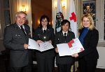 Auch zwei Damen absolvierten die Ausbildung: Rot-Kreuz-Präsident Gerald Schöpfer mit Waltraud Schneider und Tamara Seebach sowie Landesrätin Elisabeth Grossmann (v. l.) © Foto: Helge O. Sommer; bei Quellenangabe honorarfrei Auch zwei Damen absolvierten die Ausbildung: Rot-Kreuz-Präsident Gerald Schöpfer mit Waltraud Schneider und Tamara Seebach sowie Landesrätin Elisabeth Grossmann (v. l.)