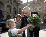 Für Ehrengast Präsident Josipović gab es Blumen. © Fotos: Land Steiermark/Frankl; bei Quellenangabe honorarfrei Für Ehrengast Präsident Josipović gab es Blumen.