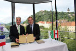 Vizepräsident Denis Brunet (links) und Europa-Landesrat Christian Buchmann erneuerten im Grazer Kunsthaus die erfolgreiche Partnerschaft zwischen dem Land Steiermark und dem westfranzösischen Département de la Vienne Vizepräsident Denis Brunet (links) und Europa-Landesrat Christian Buchmann erneuerten im Grazer Kunsthaus die erfolgreiche Partnerschaft zwischen dem Land Steiermark und dem westfranzösischen Département de la Vienne