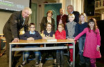 LH-Vize Hermann Schützenhöfer, Heide Pirkl-Rosegger, Hellfried Rosegger und Präsident Schöpfer (v.l.) mit einer improvisierten Schulklasse des Kindertheaters Next Liberty © rosegger.steiermark.at (Scheriau); bei Quellenangabe honorarfrei LH-Vize Hermann Schützenhöfer, Heide Pirkl-Rosegger, Hellfried Rosegger und Präsident Schöpfer (v.l.) mit einer improvisierten Schulklasse des Kindertheaters Next Liberty