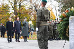 Das feierliche Gedenken am Grazer Zentralfriedhof gehört schon zur Tradition vor Allerheiligen, auch für Bgm. Siegfried Nagl, LH Franz Voves und Militärkommandant Heinz Zöllner. (v.l.) Das feierliche Gedenken am Grazer Zentralfriedhof gehört schon zur Tradition vor Allerheiligen, auch für Bgm. Siegfried Nagl, LH Franz Voves und Militärkommandant Heinz Zöllner. (v.l.)
