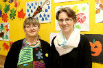Andrea Rauscher (l.) und Elisabeth Prattes vor Arbeiten von Kindern der "Sonnentau-Klasse" © steiermark.at/Zingl; bei Quellenangabe honorarfrei Andrea Rauscher (l.) und Elisabeth Prattes vor Arbeiten von Kindern der "Sonnentau-Klasse"