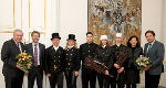 Landesinnungsmeister Christian Plesar, Rauchfangkehrermeister Harald Haidler und Kerstin Fladerer, Rauchfangkehrerlehrlinge Michael Schlager, Stefanie Klapf, Philipp Pucher und Innungsgeschäftsführerin Susanne Grilz (v. l.) überbrachten ihre Neujahrsglückwünsche an LH Franz Voves (r.) und Hermann Schützenhöfer (l.) © steiermark.at/Leiß Landesinnungsmeister Christian Plesar, Rauchfangkehrermeister Harald Haidler und Kerstin Fladerer, Rauchfangkehrerlehrlinge Michael Schlager, Stefanie Klapf, Philipp Pucher und Innungsgeschäftsführerin Susanne Grilz (v. l.) überbrachten ihre Neujahrsglückwünsche an LH Franz Voves (r.) und Hermann Schützenhöfer (l.)