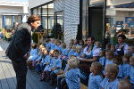 LH Franz Voves begrüßt die Kinder in ihrem neuen Kindergarten. © Foto: Gemeinde Frauental; bei Quellenangabe honorarfrei LH Franz Voves begrüßt die Kinder in ihrem neuen Kindergarten.
