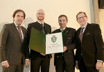 LH Franz Voves, die beiden Firmeneigentümer Jupp Philipp und Hannes Jöbstl mit LR Christian Buchmann bei der Überreichung des Landeswappens (v.l.). © Foto: Michaela Grabner; bei Quellenangabe honorarfrei LH Franz Voves, die beiden Firmeneigentümer Jupp Philipp und Hannes Jöbstl mit LR Christian Buchmann bei der Überreichung des Landeswappens (v.l.).