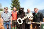 Andreas Spöcker, Dir. Georg Bliem, Bertl Bär, LH-Stv. Hermann Schützenhöfer und Bgm. Andreas Kühberger bei der offiziellen Schlüsselübergabe (v.l.). Andreas Spöcker, Dir. Georg Bliem, Bertl Bär, LH-Stv. Hermann Schützenhöfer und Bgm. Andreas Kühberger bei der offiziellen Schlüsselübergabe (v.l.).