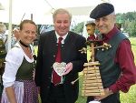 Volkskulturreferent LH-Stv. Hermann Schützenhöfer (Mitte) mit Monika Primas (l.) und Hasewend (r.). © Steirisches Volksliedwerk; bei Quellenangabe honorarfrei Volkskulturreferent LH-Stv. Hermann Schützenhöfer (Mitte) mit Monika Primas (l.) und Hasewend (r.).
