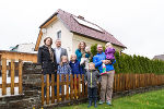 Simone Skalicki, Baumeister Michael Bartl sowie Dagmar und Rudolf Hallaczek mit den Kindern Magdalena, Johanna, Nikolaus, Maximilian und Veronika (v.l.) Simone Skalicki, Baumeister Michael Bartl sowie Dagmar und Rudolf Hallaczek mit den Kindern Magdalena, Johanna, Nikolaus, Maximilian und Veronika (v.l.)