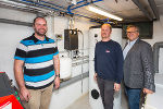 Begutachteten gemeinsam den neuen Warmwasserboiler im Keller: Rudolf Hallaczek, Marcell Mörth von der Firma Wonisch und Baumeister Michael Bartl (v.l.) © Fotos: Land Steiermark/Zenz; bei Quellenangabe honorarfrei Begutachteten gemeinsam den neuen Warmwasserboiler im Keller: Rudolf Hallaczek, Marcell Mörth von der Firma Wonisch und Baumeister Michael Bartl (v.l.)